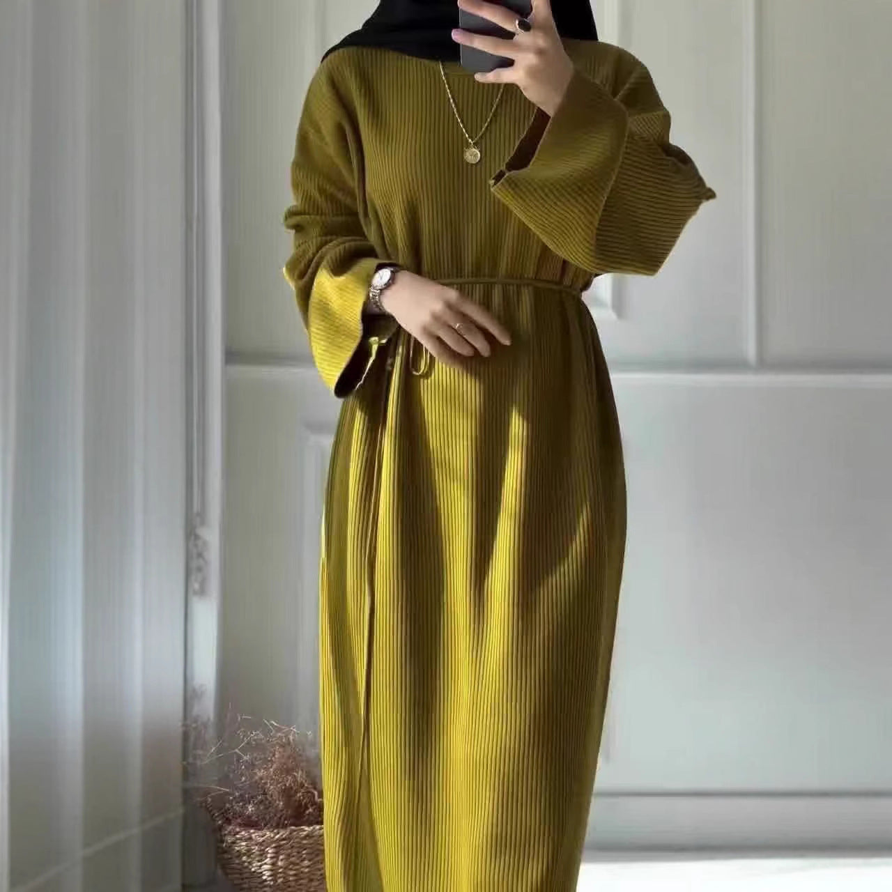 One-step dress with a knitted round-neck pullover and puffed sleeves
