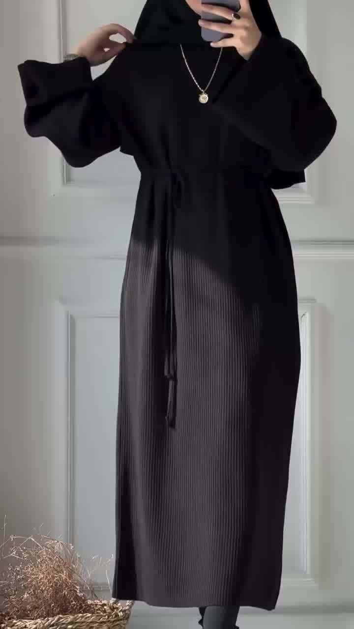 One-step dress with a knitted round-neck pullover and puffed sleeves
