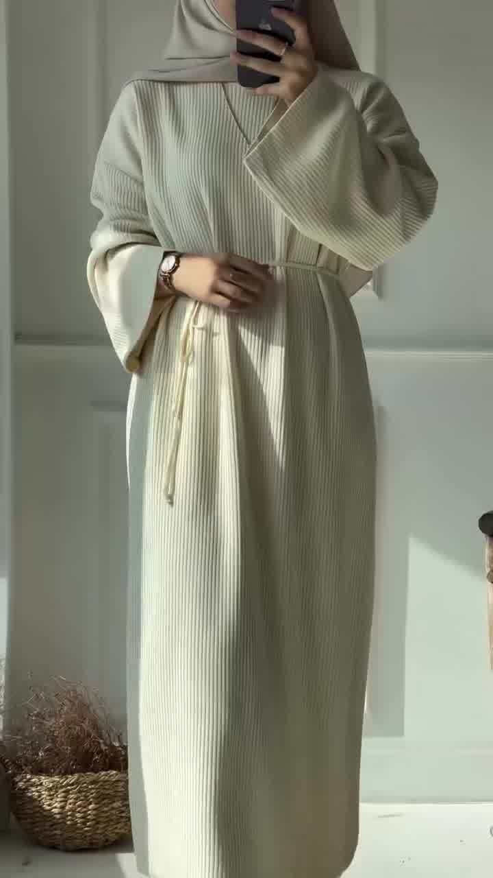 One-step dress with a knitted round-neck pullover and puffed sleeves