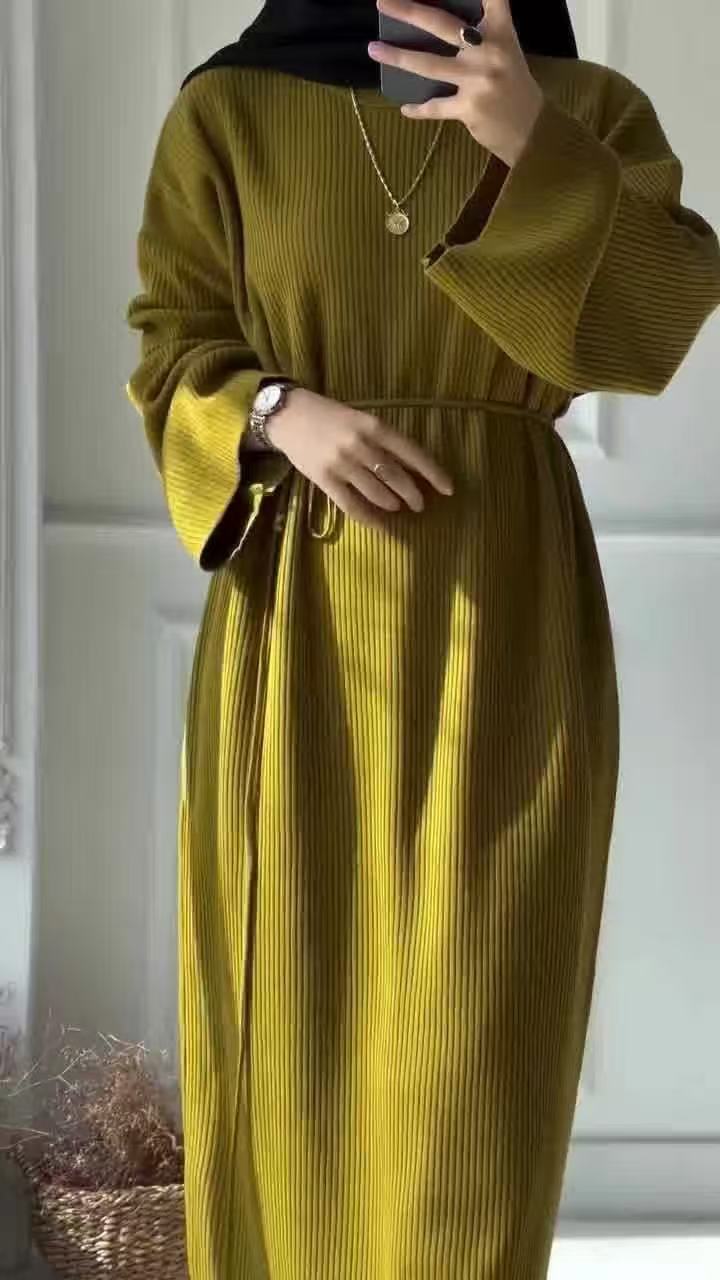 One-step dress with a knitted round-neck pullover and puffed sleeves