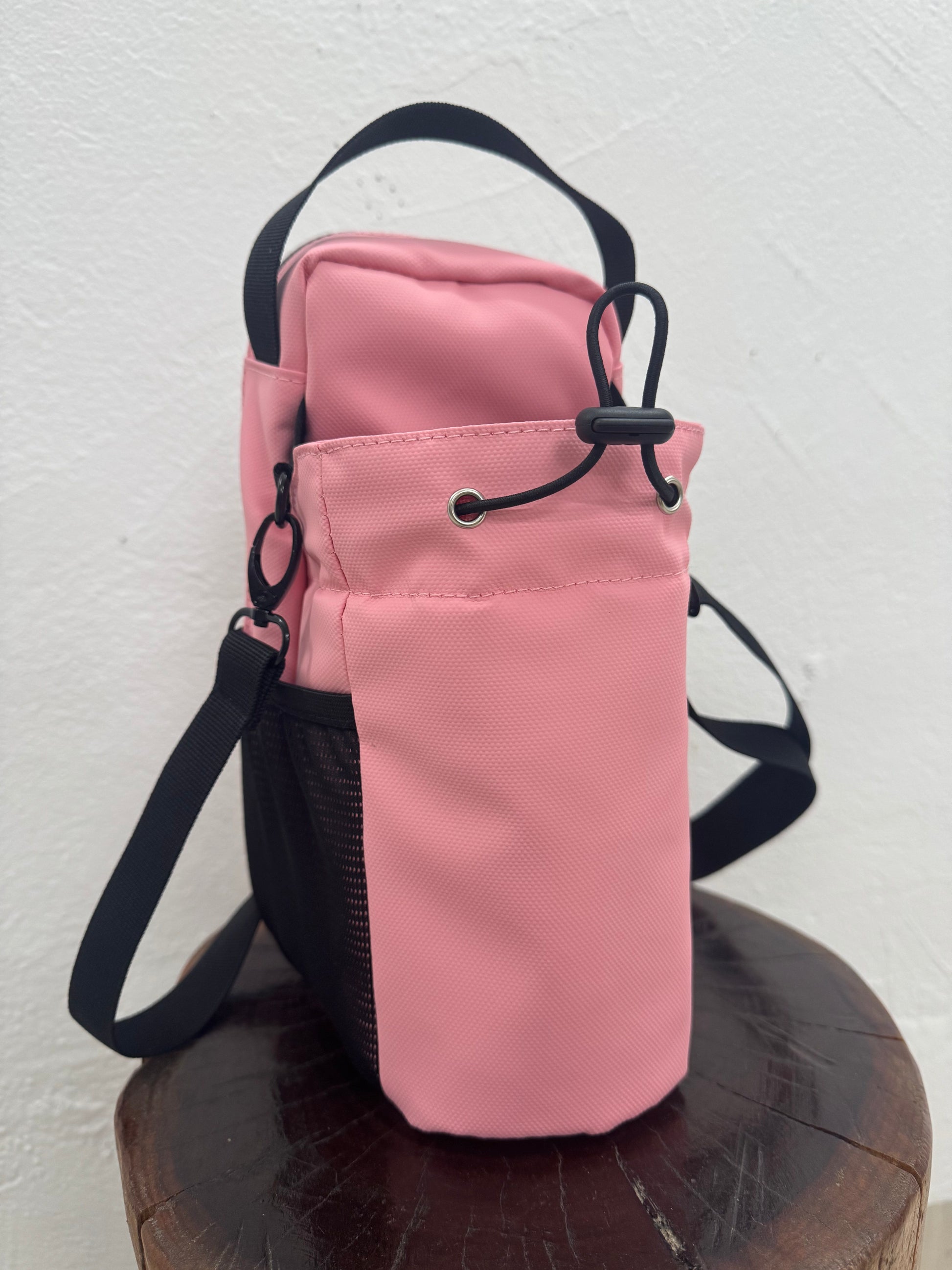 Outdoor fitness magnetic water bottle bag