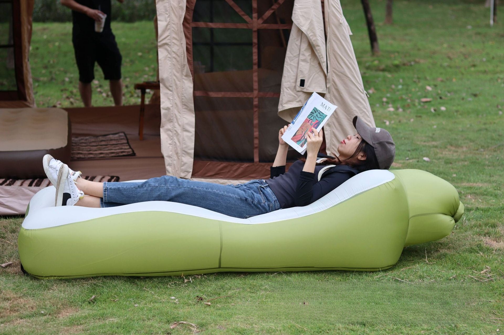 Outdoor inflatable bed