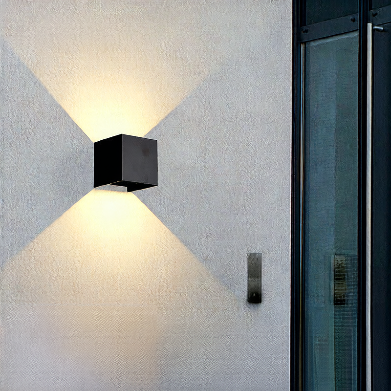 Outdoor wall lamp