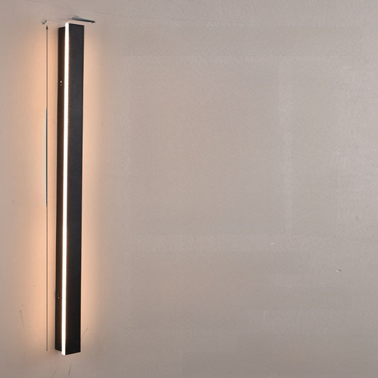 Outdoor waterproof wall lamp