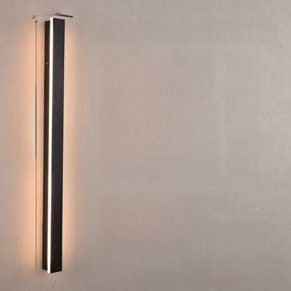 Outdoor waterproof wall lamp