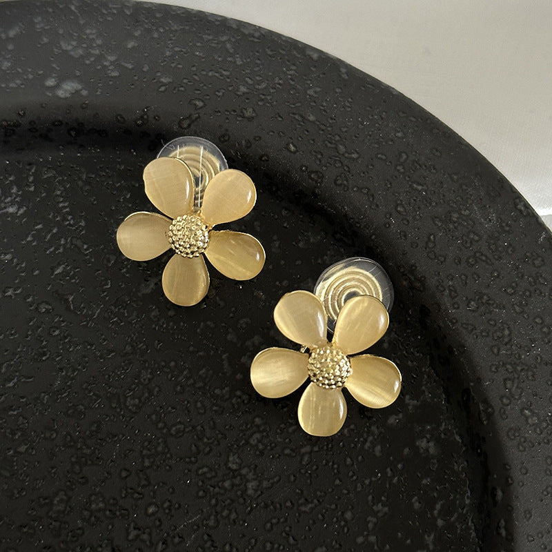 Pearl earrings without pierced ears