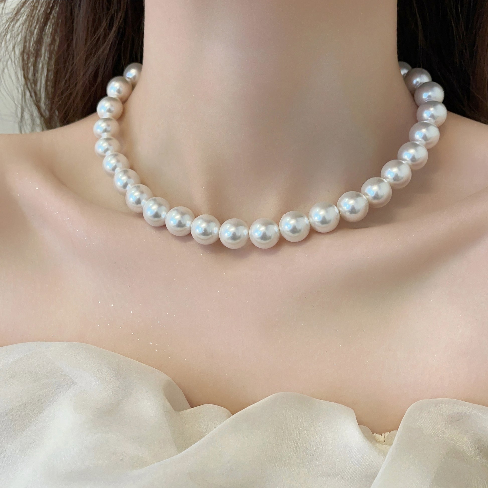 Pearl Necklace for women paired with cheongsam