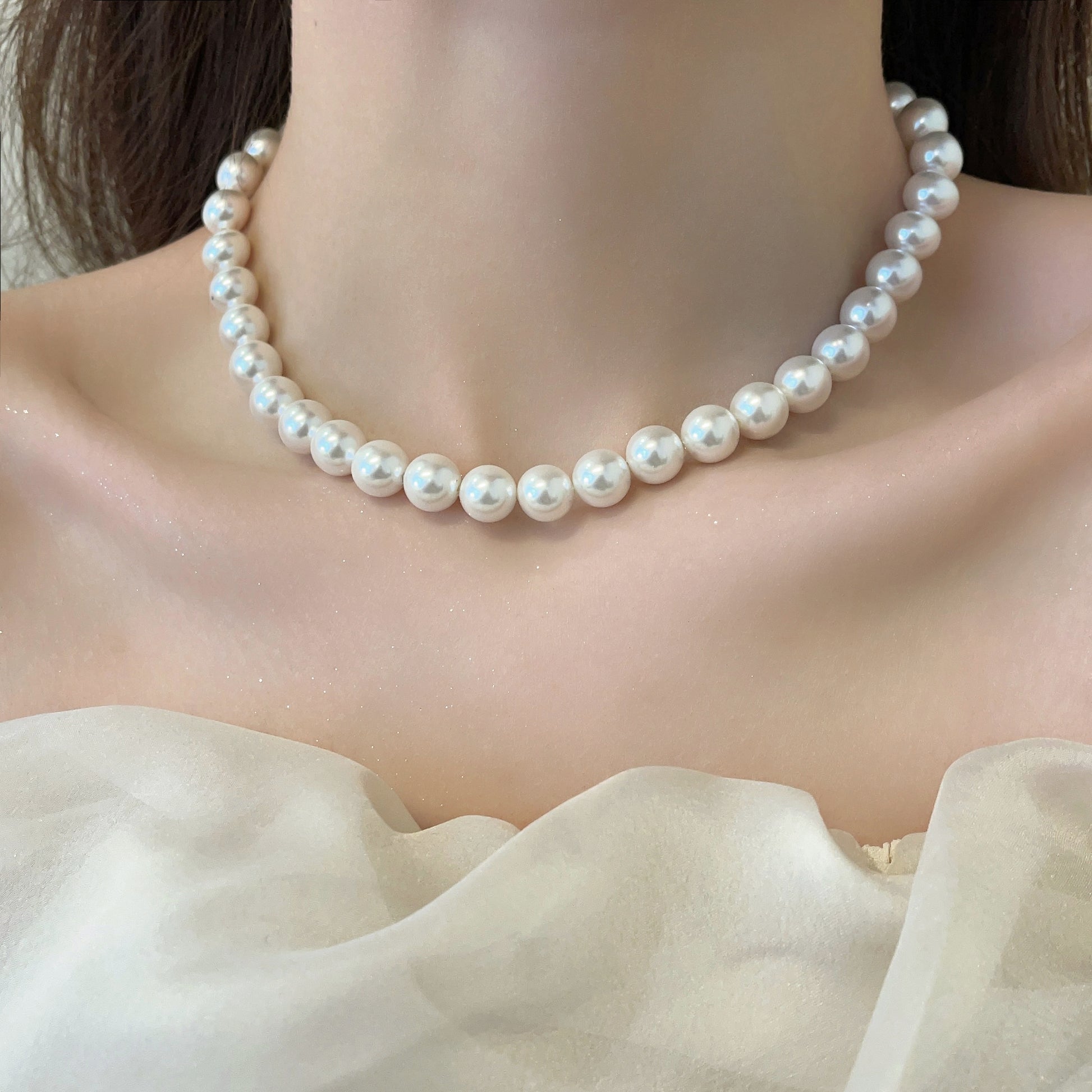 Pearl Necklace for women paired with cheongsam