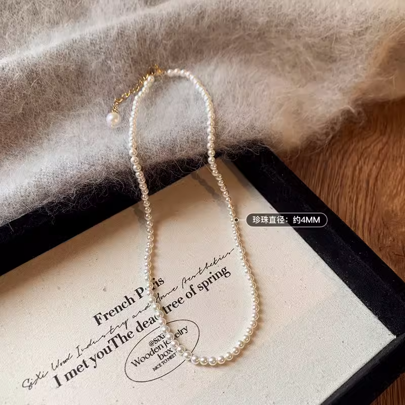 Pearl Necklace for women paired with cheongsam