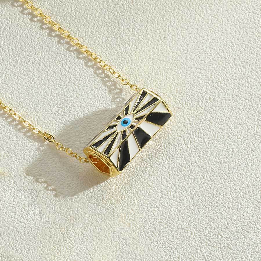 pendant necklace