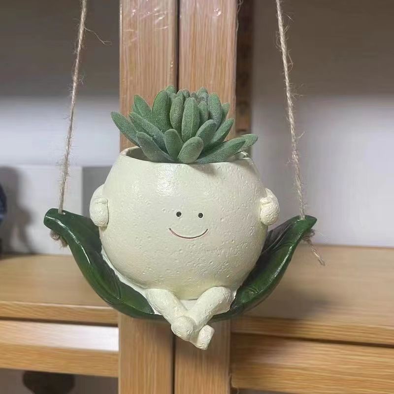 Plastic flower pot