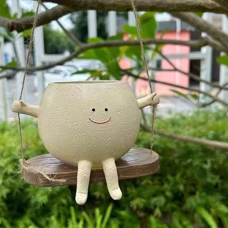 Plastic flower pot
