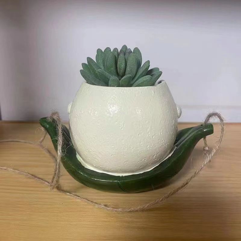 Plastic flower pot