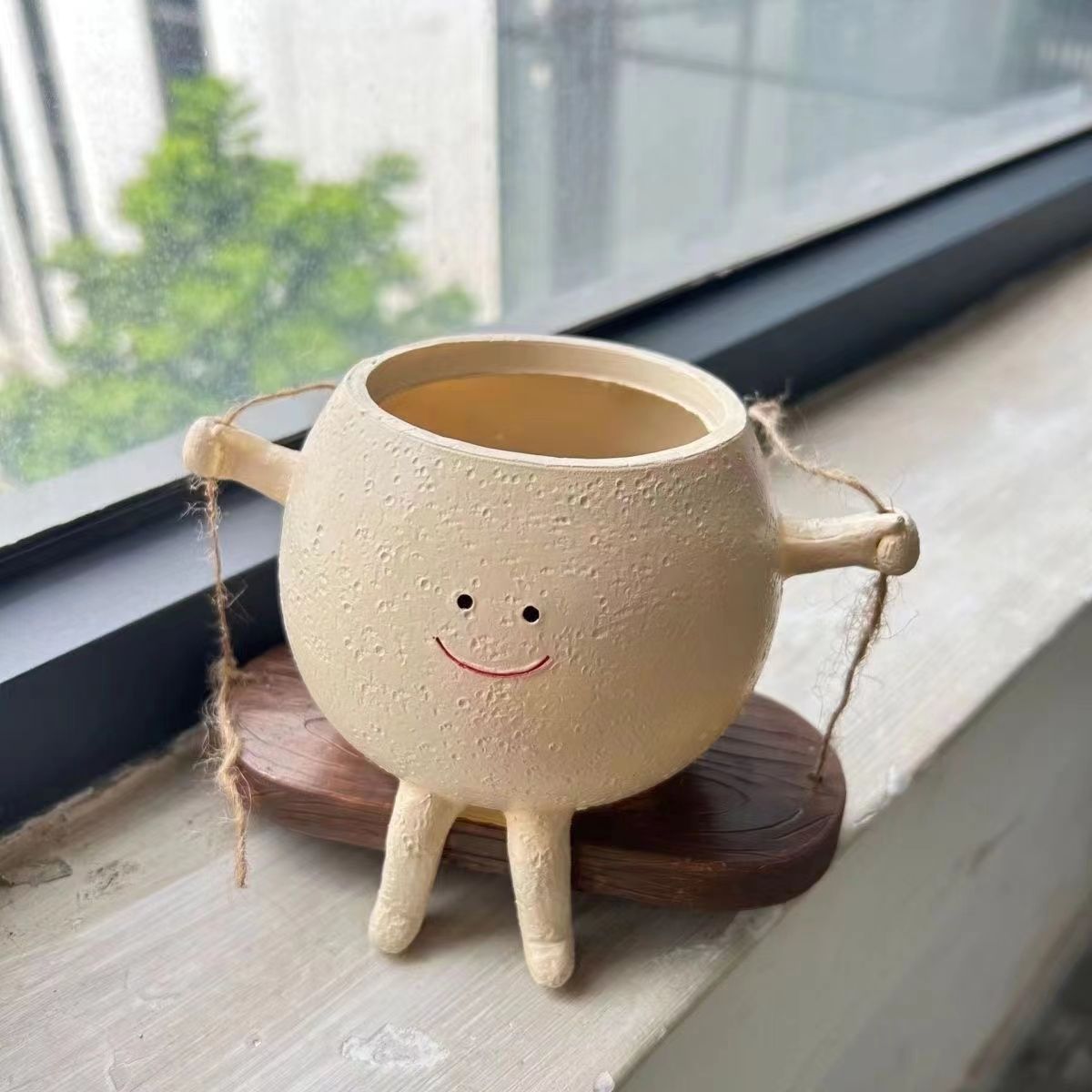 Plastic flower pot