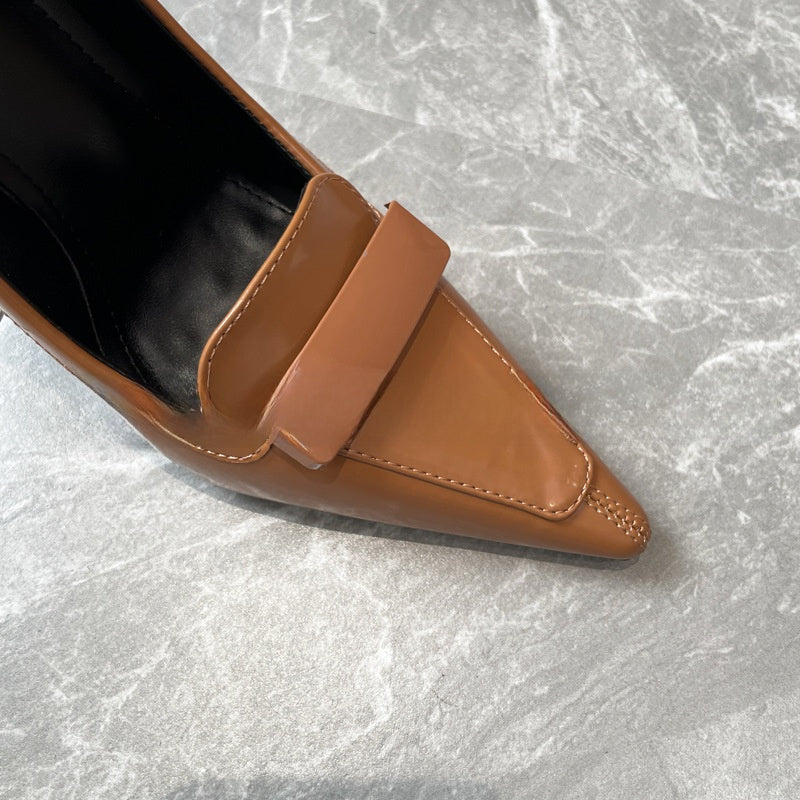 Pointed-toe pumps