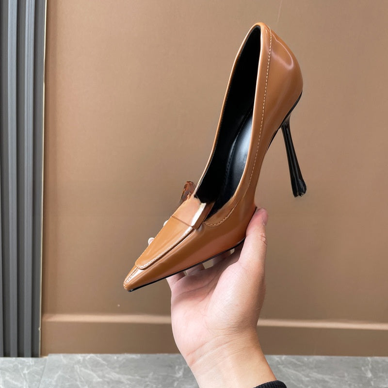 Pointed-toe pumps