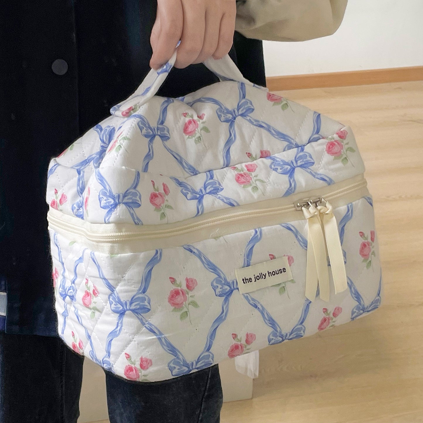 Portable and soft makeup bag