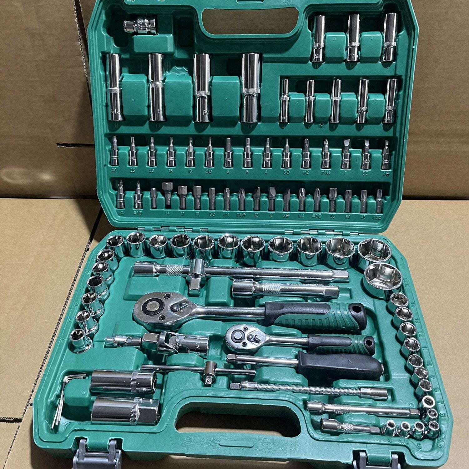 Professional 150-Piece Socket Wrench Set with Toolbox