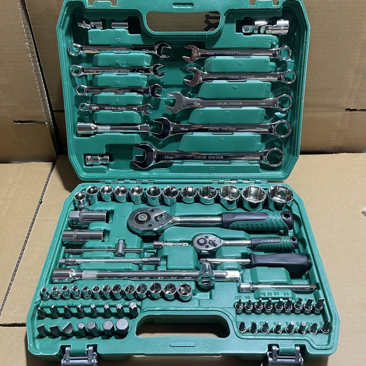 Professional 150-Piece Socket Wrench Set with Toolbox