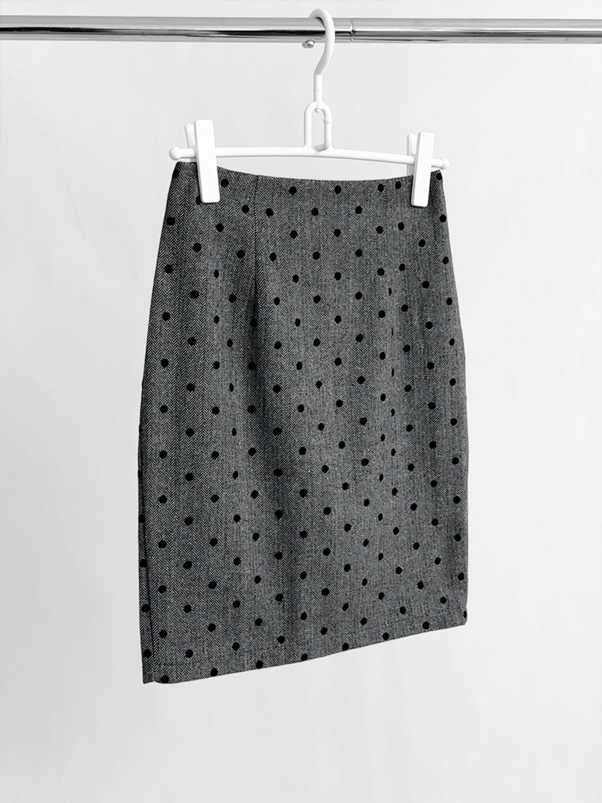 Pure and alluring high-waisted slimming midi skirt