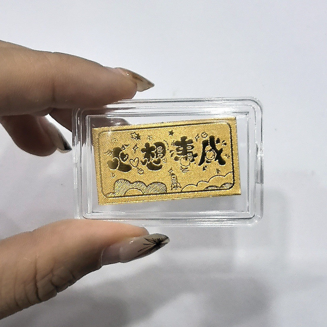 Put gold stickers on the mobile phone