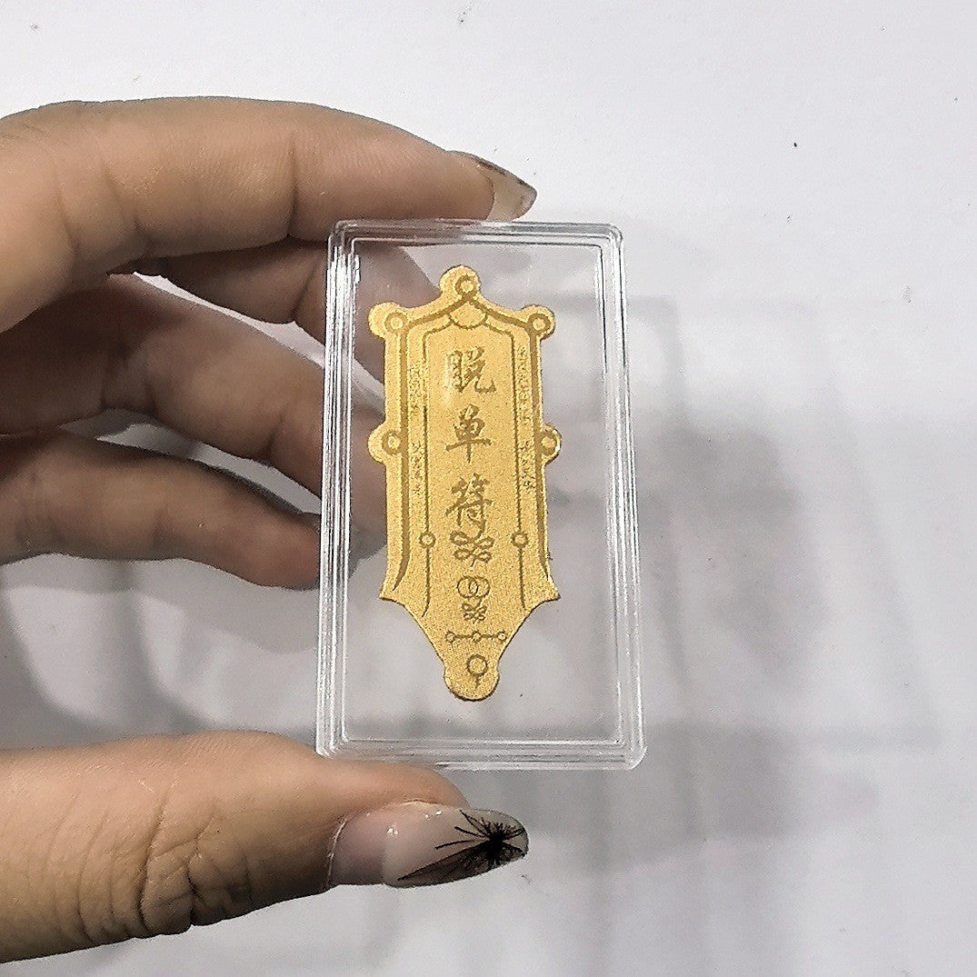 Put gold stickers on the mobile phone
