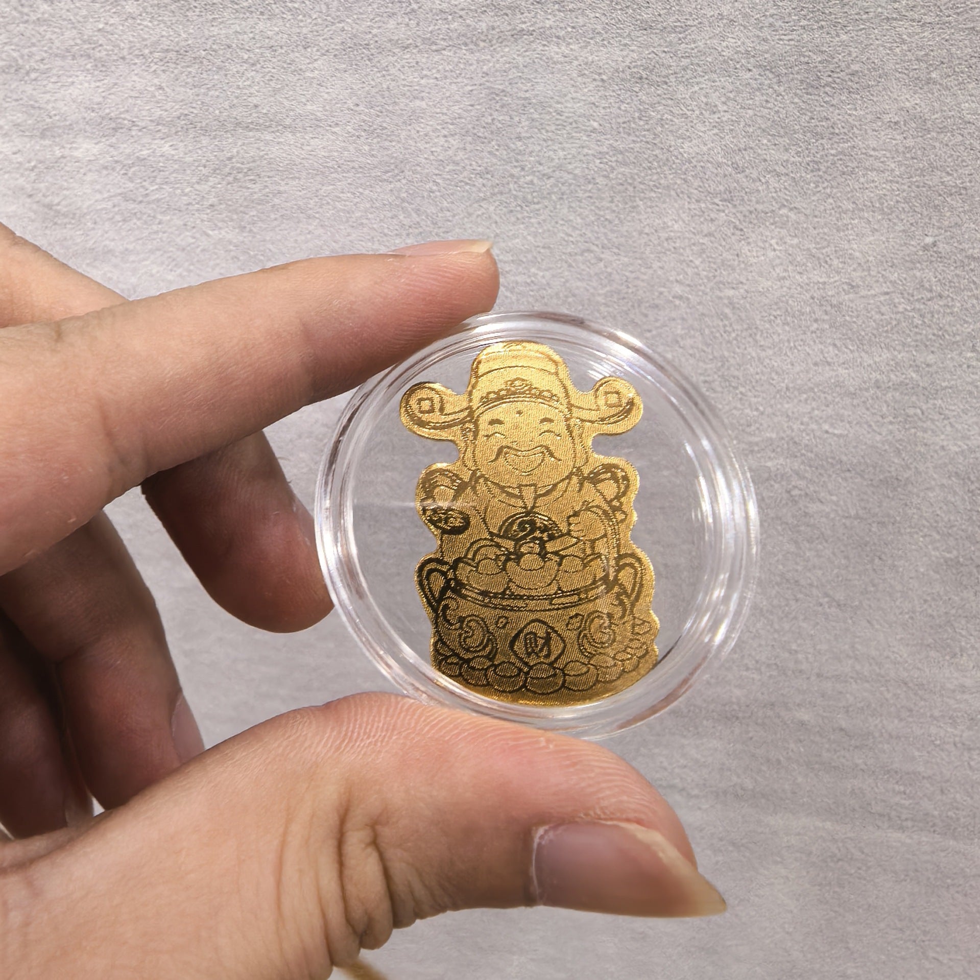 Put gold stickers on the mobile phone