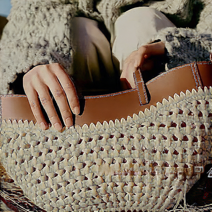 Relaxed and simple large-capacity shoulder bag