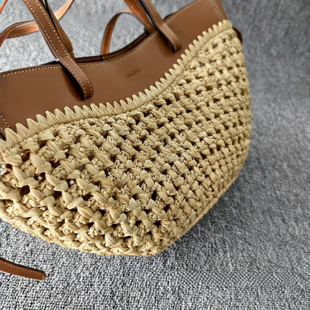 Relaxed and simple large-capacity shoulder bag