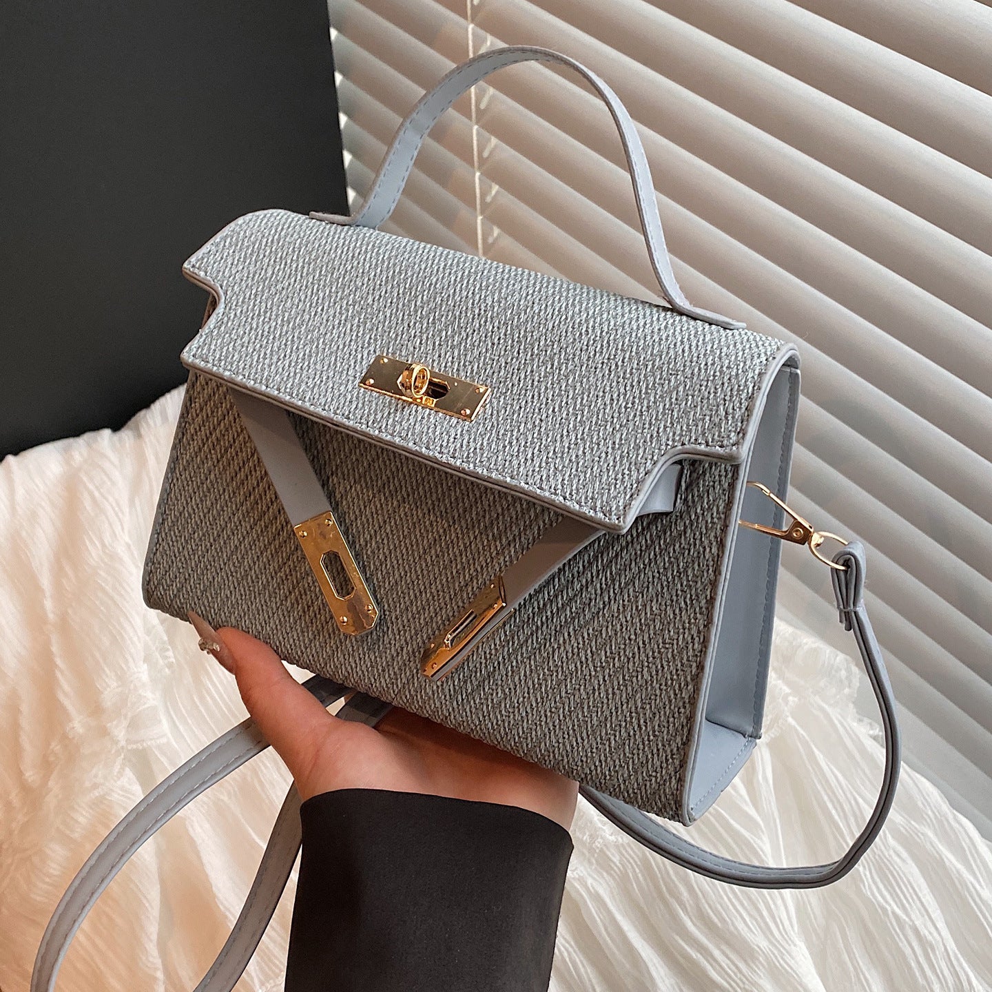 Retro and simple single-shoulder bag