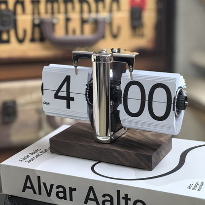 Retro Automatic Page Turning Desk Clock with Quartz Movement
