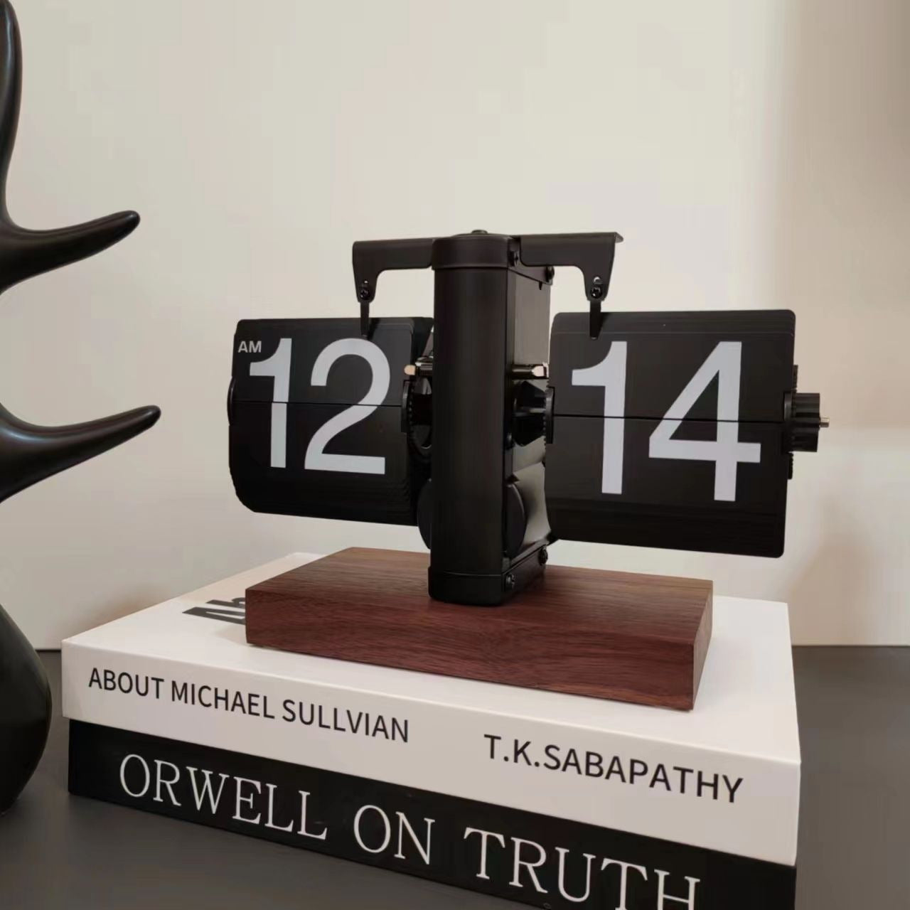 Retro Automatic Page Turning Desk Clock with Quartz Movement