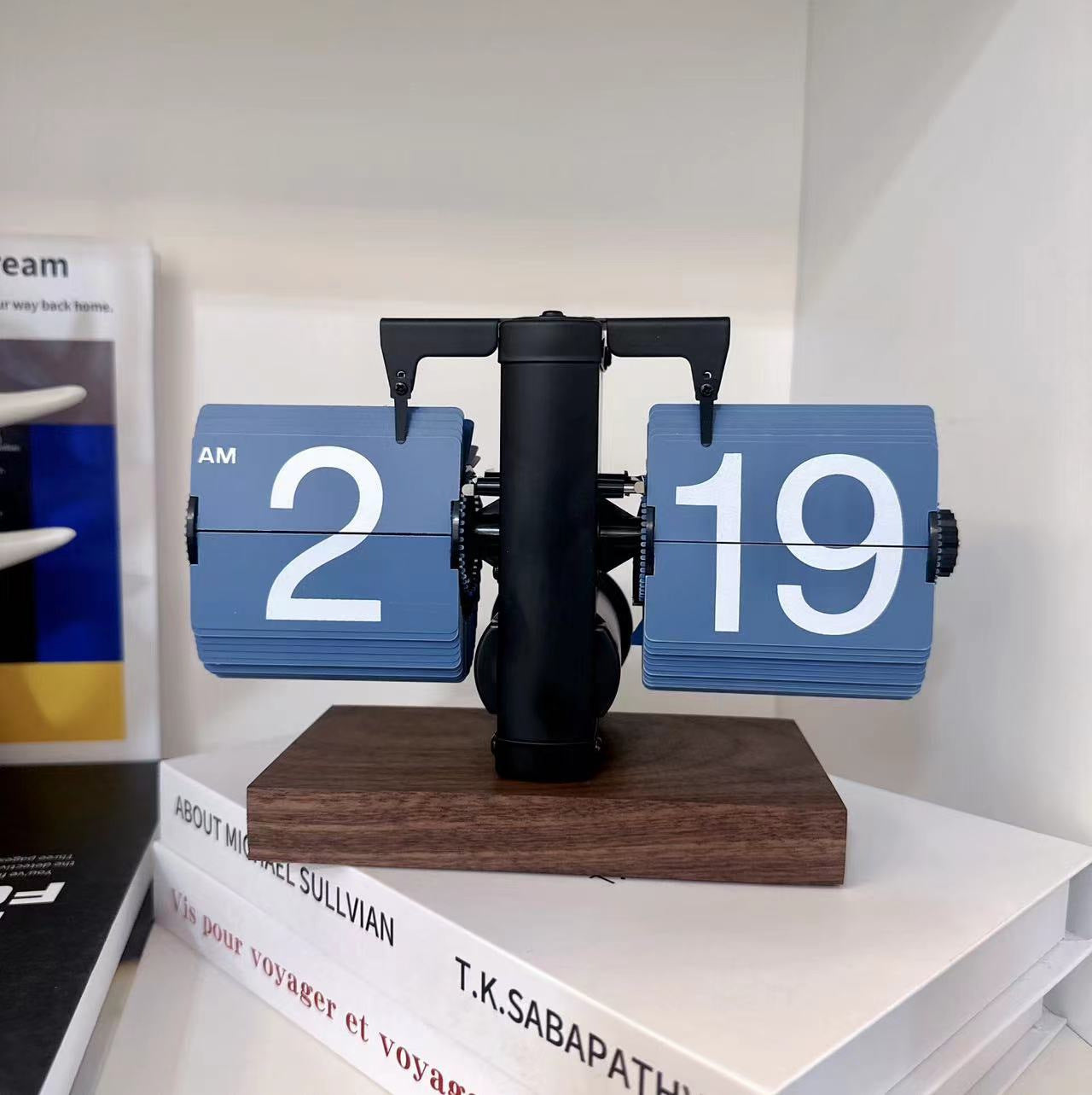 Retro Automatic Page Turning Desk Clock with Quartz Movement