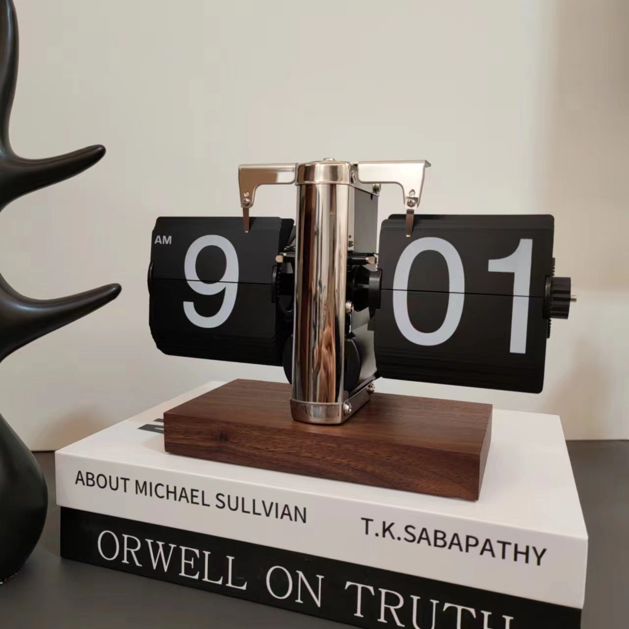 Retro Automatic Page Turning Desk Clock with Quartz Movement