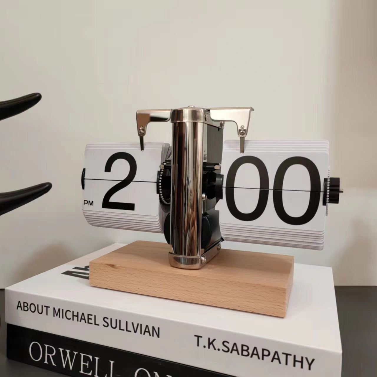 Retro Automatic Page Turning Desk Clock with Quartz Movement