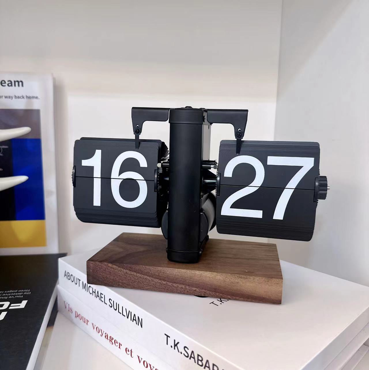 Retro Automatic Page Turning Desk Clock with Quartz Movement