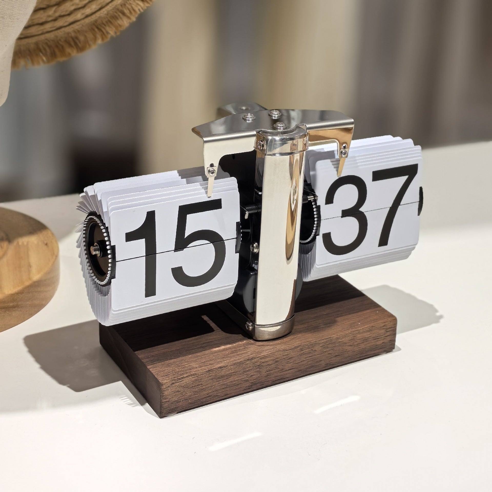 Retro Automatic Page Turning Desk Clock with Quartz Movement