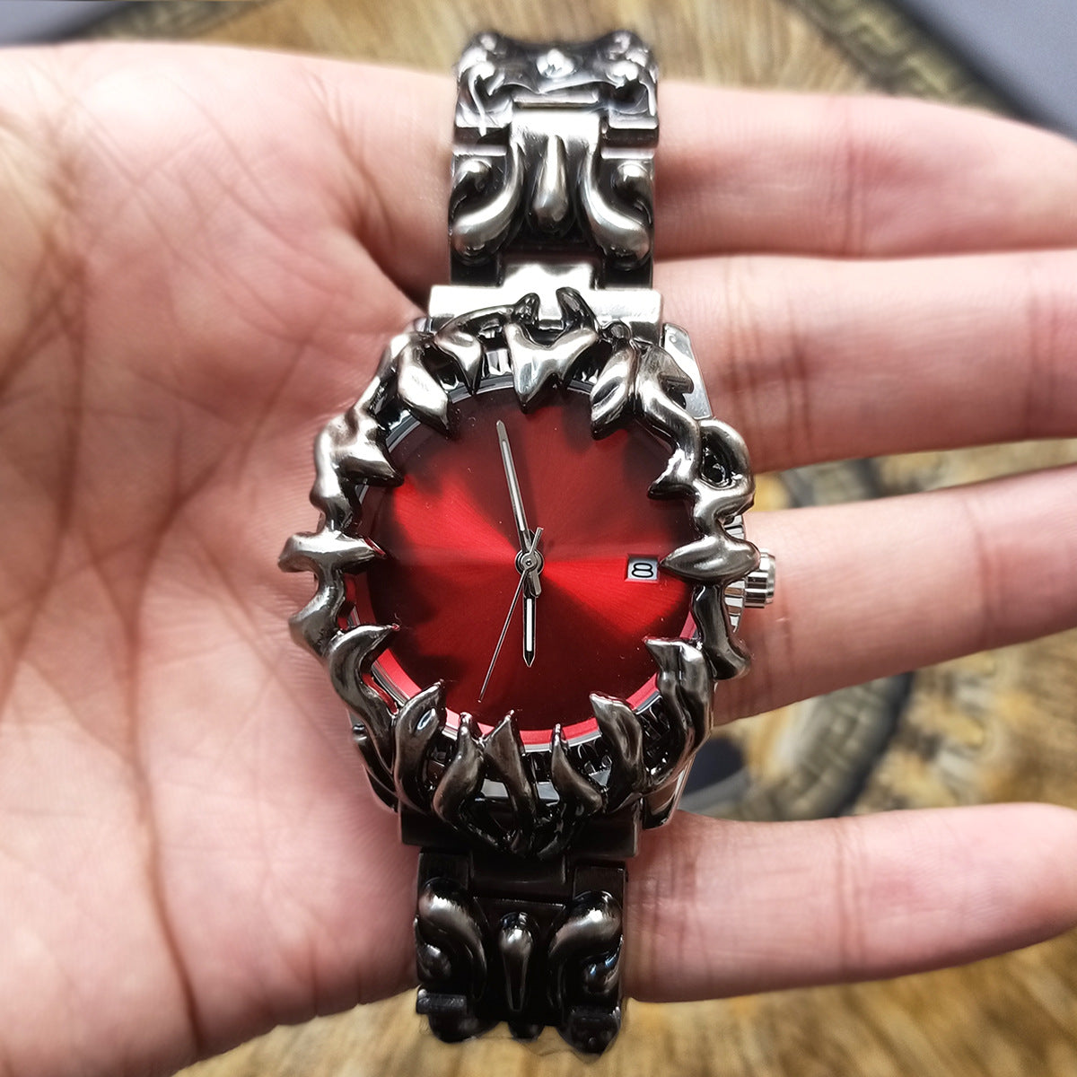 Retro Claw Design Quartz Watch