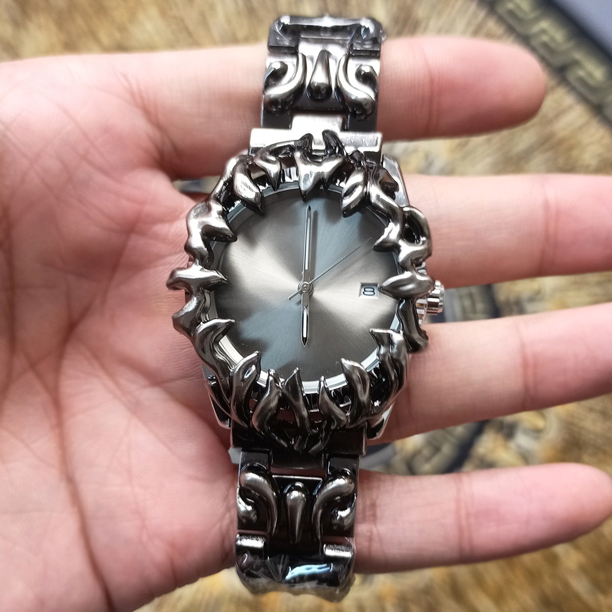 Retro Claw Design Quartz Watch