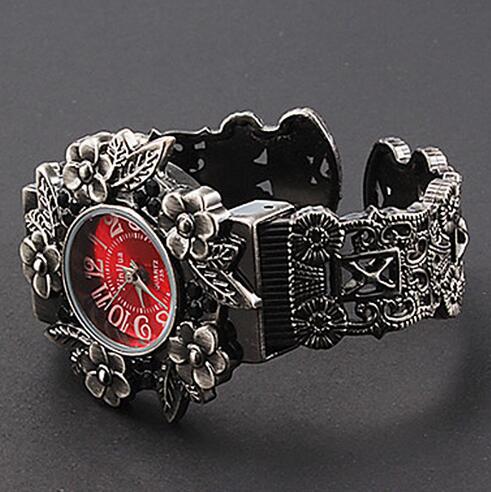 Retro Floral Embossed Quartz Wrist Watch for Women