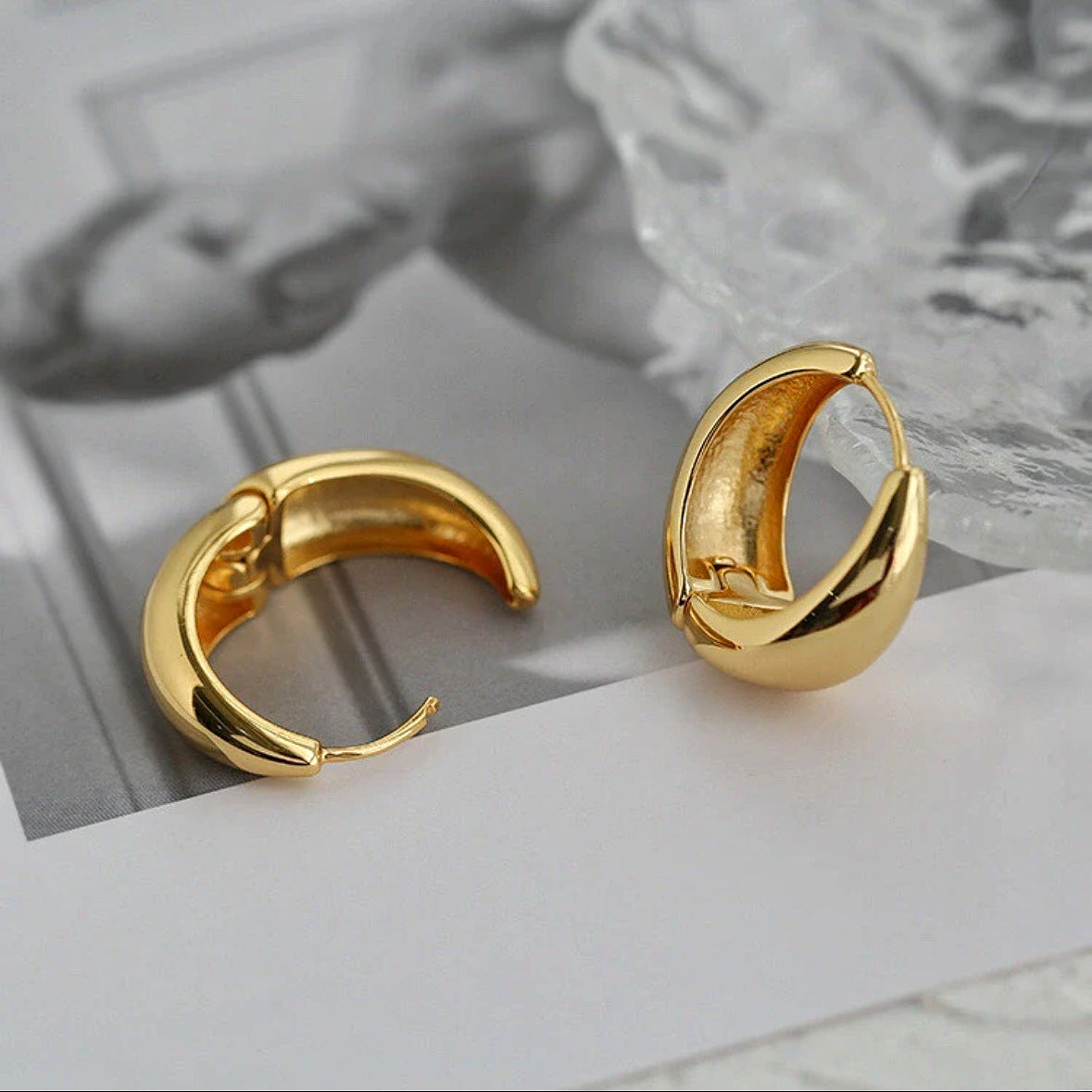 Retro Gold Eggshell High-End French Earrings