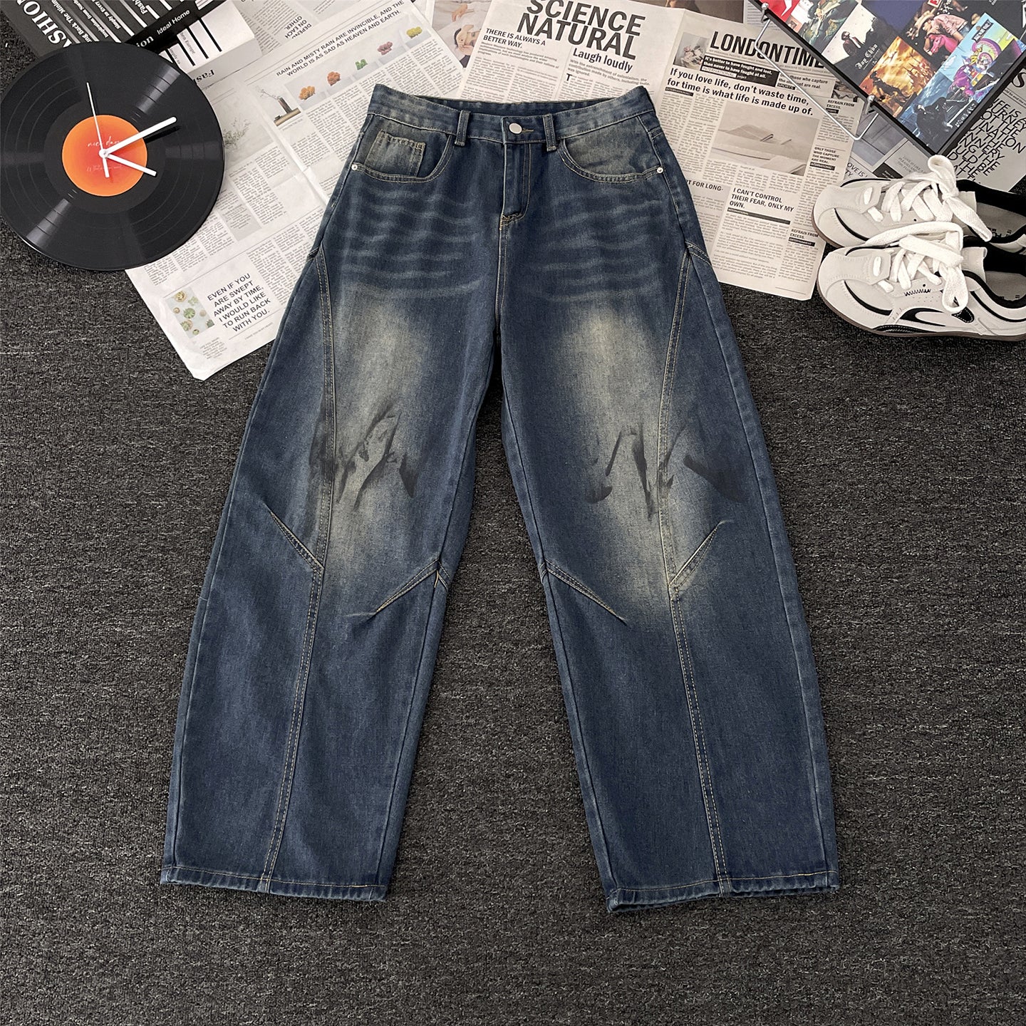 Retro-shaped denim pants