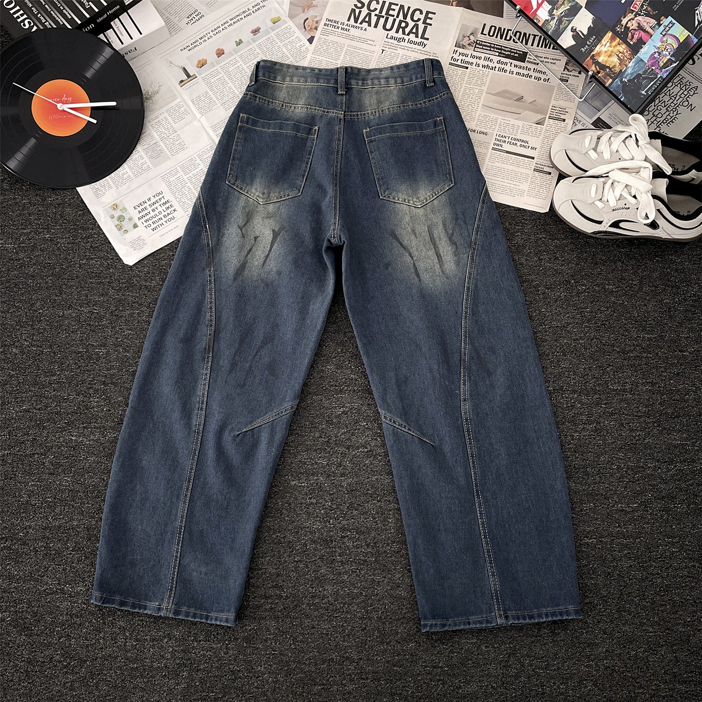 Retro-shaped denim pants