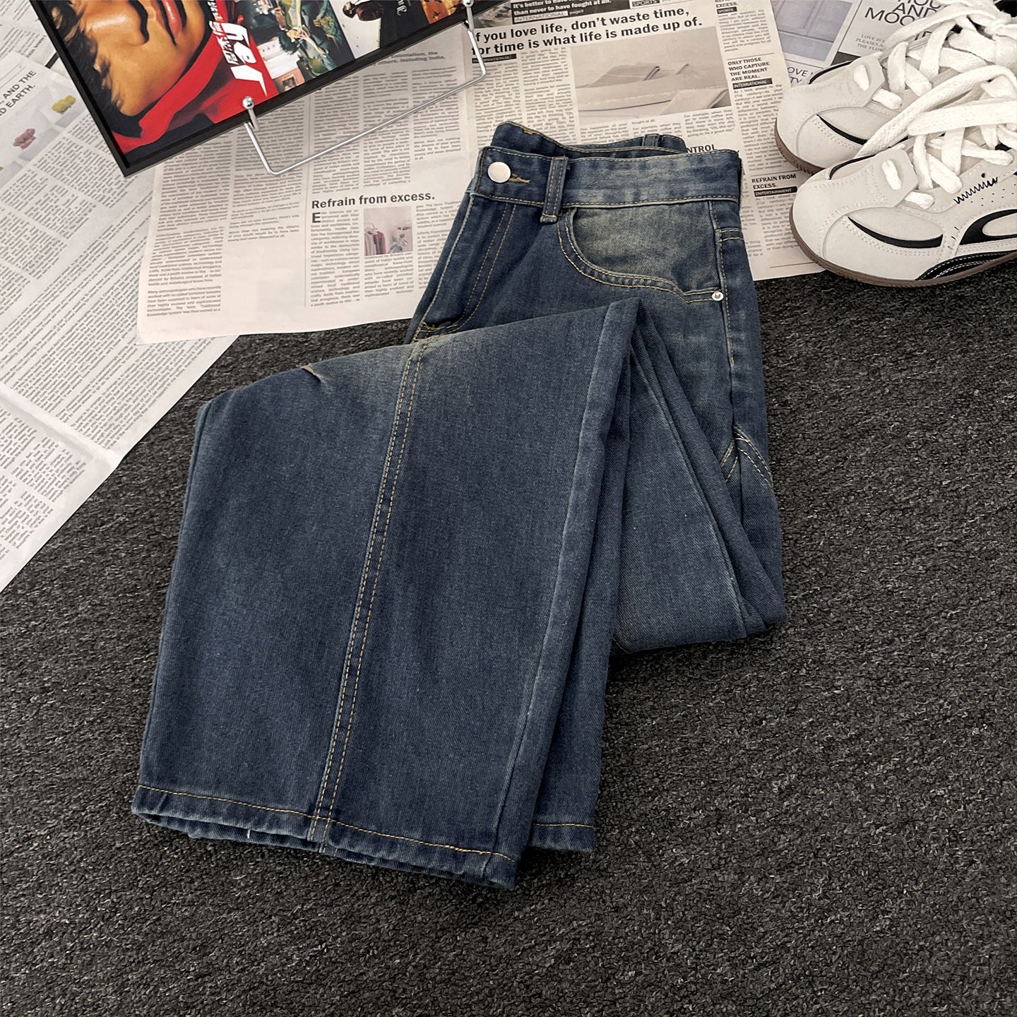 Retro-shaped denim pants