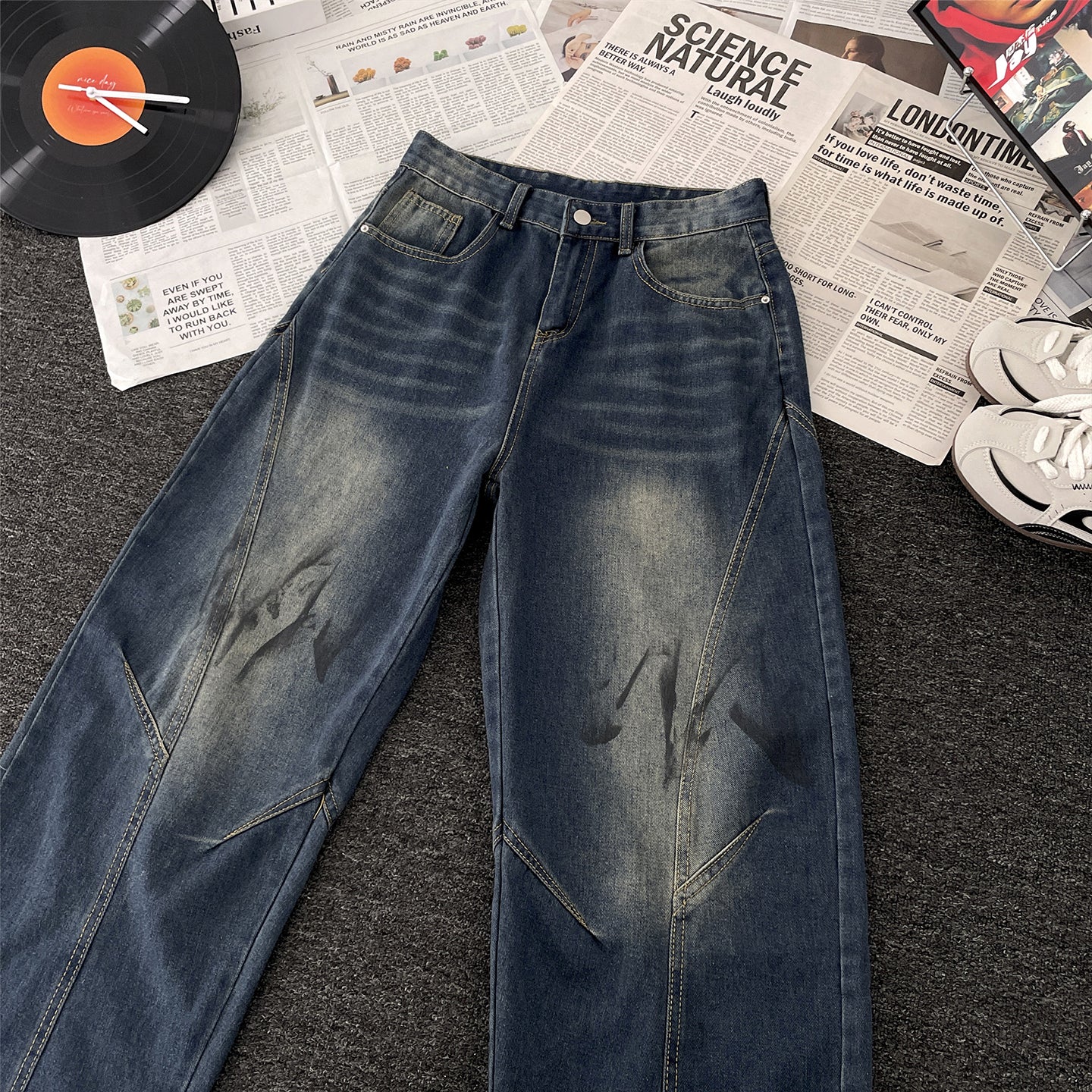 Retro-shaped denim pants