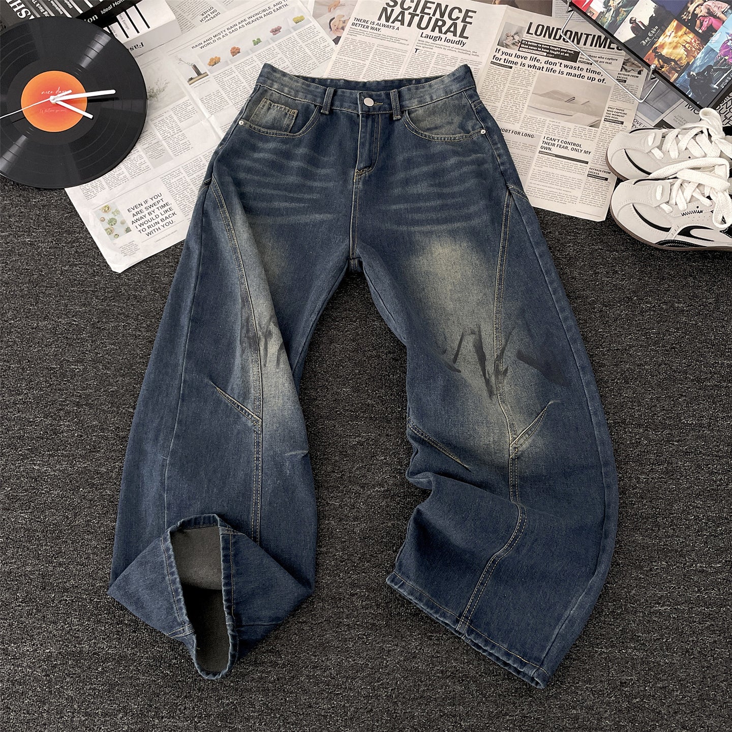 Retro-shaped denim pants