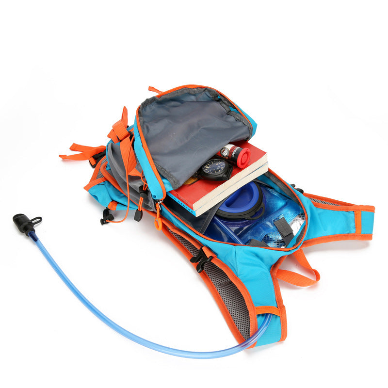Riding a backpack on both shoulders