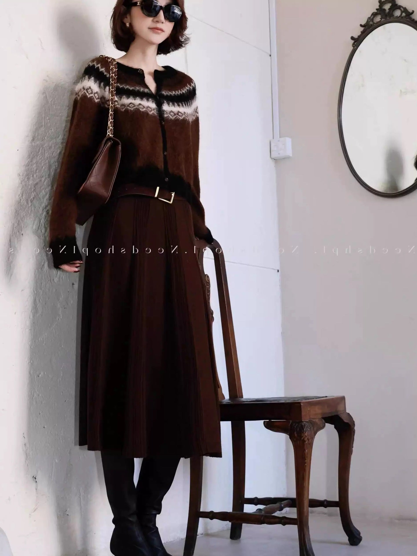 Round-neck knitted cardigan