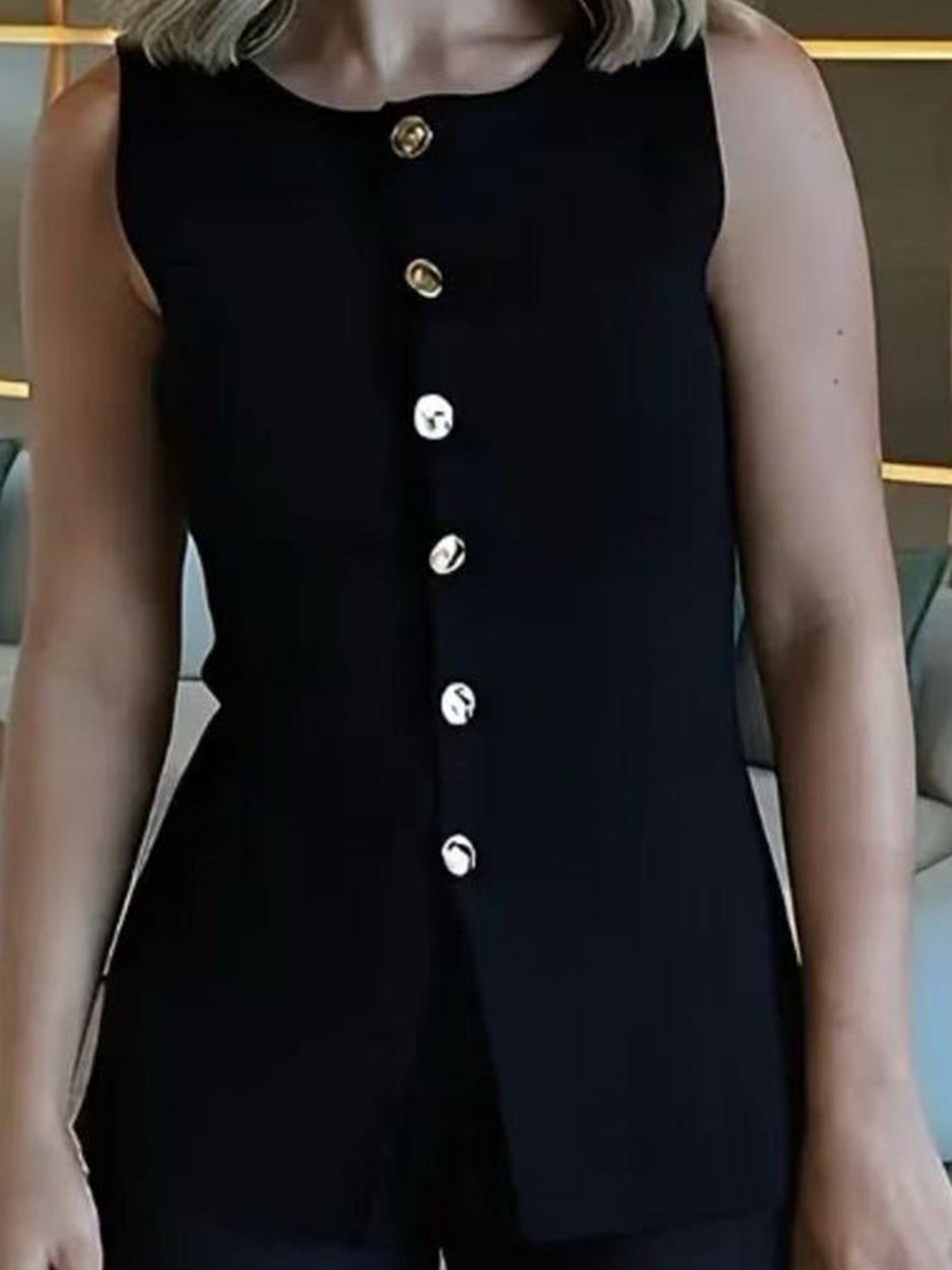 Round-neck sleeveless knitted cardigan