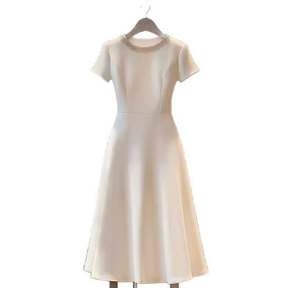 Round-neck, waist-cinching and slimming short-sleeved dress